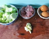 รูปขั้นตอนการทำที่ 1 ของ หมูผัดบวบ