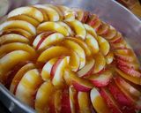 صورة لخطوة 2 من وصفة كيكة الخوخ المقلوبة 🍑