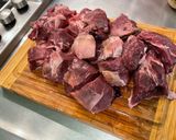 Une image de l'étape 1 de Bœuf mijoté à la bière, moutarde, navets et carottes.