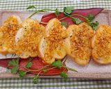 Hình bước làm 1 của món Bánh mì nướng bơ tỏi phủ trứng cá hồi