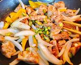 Hình bước làm 2 của món Gà xào hạt dẻ