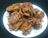 कांदाभजी (खेकडा भजी) (kanda bhaji recipe in marathi) रेसिपी स्टेप 3 फोटो 
