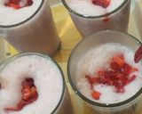 A picture of step 2 of Strawberry shake😋😋.