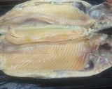 Foto del paso 2 de la receta: Sábalo despinado ahumado en horno de barro con papines rústicos