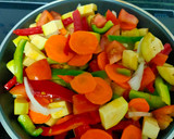 Foto del paso 2 de la receta: Champiñones con verduras 🍄🍅🧅🌶️🫑🧄🍆🥕