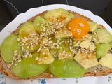 Tostada de huevo y aguacate