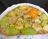 Foto del paso 5 de la receta: Tostada de huevo y aguacate