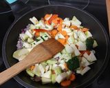 Foto del paso 2 de la receta: Salsa de verduras con pasta de lentejas rojas