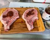 Une image de l'étape 3 de Côtes de porc marinées au chutney et persil grillées à la plancha.