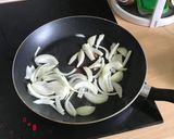 Hagymás - Szalámis omlett 🥓🧅🧀🥚😋 recept fázis 1 fotója