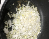 Foto del paso 4 de la receta: Muslos de pollo en salsa de cebolla y ajo