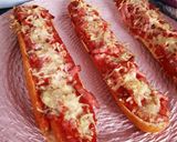 Une image de l'étape 4 de Pizzas 🍕 baguettes tomates 🍅 et crème fraîche saumon.