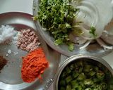 A picture of step 1 of Laccha onion salad.
