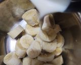 A picture of step 2 of Banana chia milkshake.