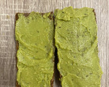 Foto del paso 4 de la receta: Tostadas de guacamole con huevo a la plancha y zumo de naranja
