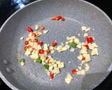 Foto langkah ke 7 dari resep Babi goreng cabai garam dengan daun bawang.