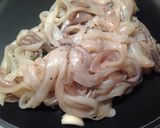 Foto del passaggio 2 della ricetta Calamari, sedano e olive taggiasche