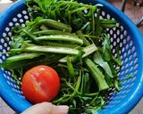 Hình bước làm 1 của món Rau muống luộc cùng đậu bắp
