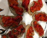 Foto del paso 2 de la receta: Una de montaditos en clave de sol de pimientos asados bonito y sardinitas en aceite de oliva