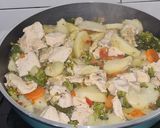 Foto del paso 5 de la receta: Pollo con verduras!!