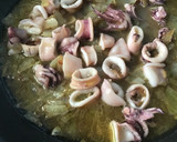 Foto del paso 2 de la receta: Chipirones y almejas en fritada con vino dorado de Cartagena