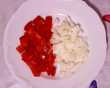 Foto del paso 1 de la receta: Tortilla con pimiento y cebolla