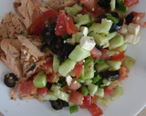 Foto del paso 3 de la receta: Ensalada griega con trucha al horno