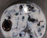 A picture of step 2 of Mushroom and Dil soup.