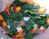 Foto langkah ke 5 dari resep Sayur Bening Bayam Wortel.