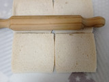 Arrollado de pan molde relleno de salmón ahumado y palmitos