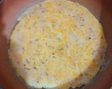 Foto del paso 2 de la receta: Tortilla de dos tipos de quesos, mantequilla y hierbas aromática