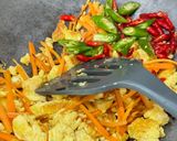 Foto langkah ke 2 dari resep Tumis kol wortel telur.