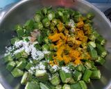 A picture of step 3 of Bhindi or ladyfingers fry.
