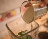 Foto del paso 2 de la receta: Agua Fresca de Fresas y Arándanos