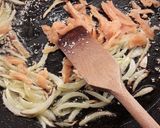 Pas rețetă Noodles cu somon afumat, dovlecei și morcov 4 fotografie
