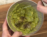 Foto del paso 4 de la receta: Huevo poché sobre tostada de aguacate 🥑