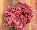A picture of step 1 of Stir-Fried Beef with Celery (牛肉炒芹菜).
