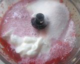 A picture of step 2 of Strawberry and Yogurt Smoothie.
