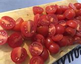 Une image de l'étape 3 de Salade de tomates cerises aux pickles, olives et feta.