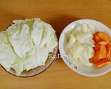 A picture of step 2 of Steamed Chicken Thighs with Cabbage (Rice Cooker Version).