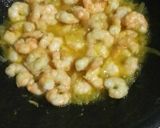 Foto langkah ke 2 dari resep Udang Mentega Saos Tiram.