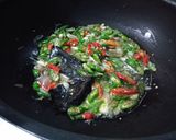 Foto langkah ke 2 dari resep Tumis Cumi Daun Kemangi.