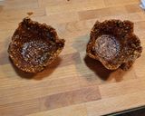 Foto del passaggio 4 della ricetta Cestini di croccante alle nocciole con crema diplomatica e gocce di cioccolato fondente
