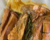 Foto del passaggio 5 della ricetta Costine BBQ e senape al miele al forno