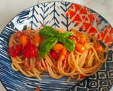 Foto del passaggio 5 della ricetta Spaghetti con tonno e pomodoro datterini gialli e rossi