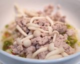 รูปขั้นตอนการทำที่ 6 ของ ยำไข่ต้ม + หมูสับ เห็ดชิเมจิ
