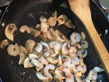 Tallarines con salsa blanca, champiñones y camarones
