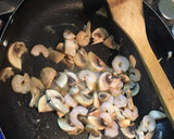 Foto del paso 3 de la receta: Tallarines con salsa blanca, champiñones y camarones