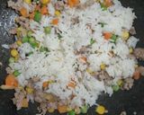 รูปขั้นตอนการทำที่ 2 ของ ข้าวผัดหมูสับผักรวม
