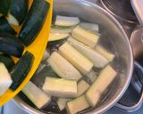 Foto del passaggio 2 della ricetta Zucchine marinate al basilico e menta